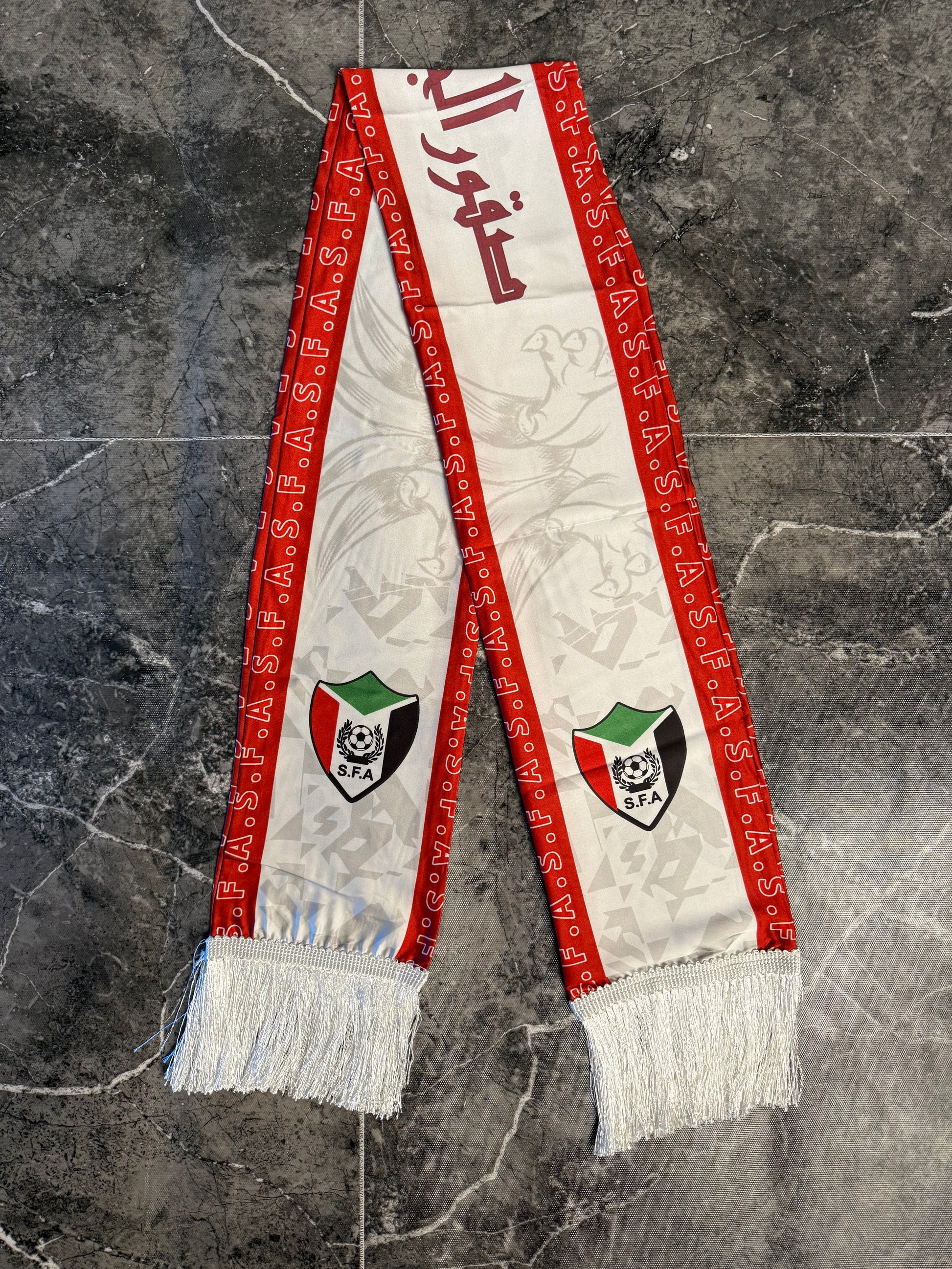 شال منتخب السودان الأبيض 2026 مصنوع من الستان خفيف الوزن - وشاح صقور الجديان الرسمي للتشجيع