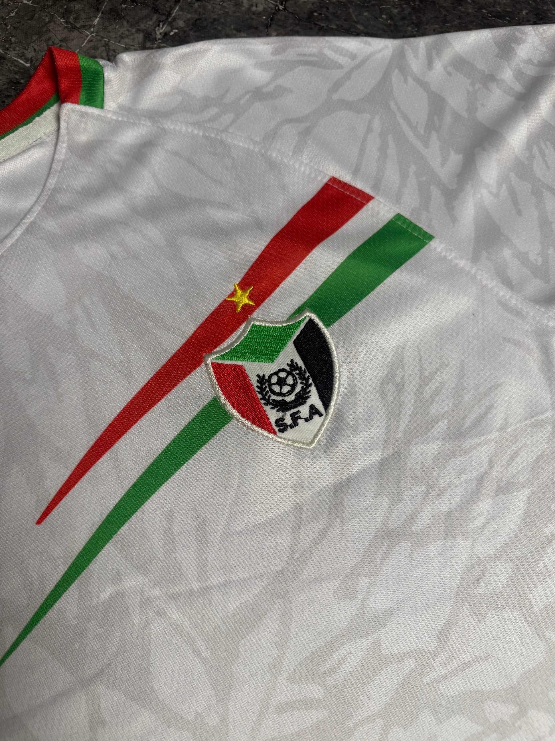 تيشرت منتخب السودان الأبيض الاحتياطي 2025-2026 - قميص صقور الجديان الجديد تصميم عصري