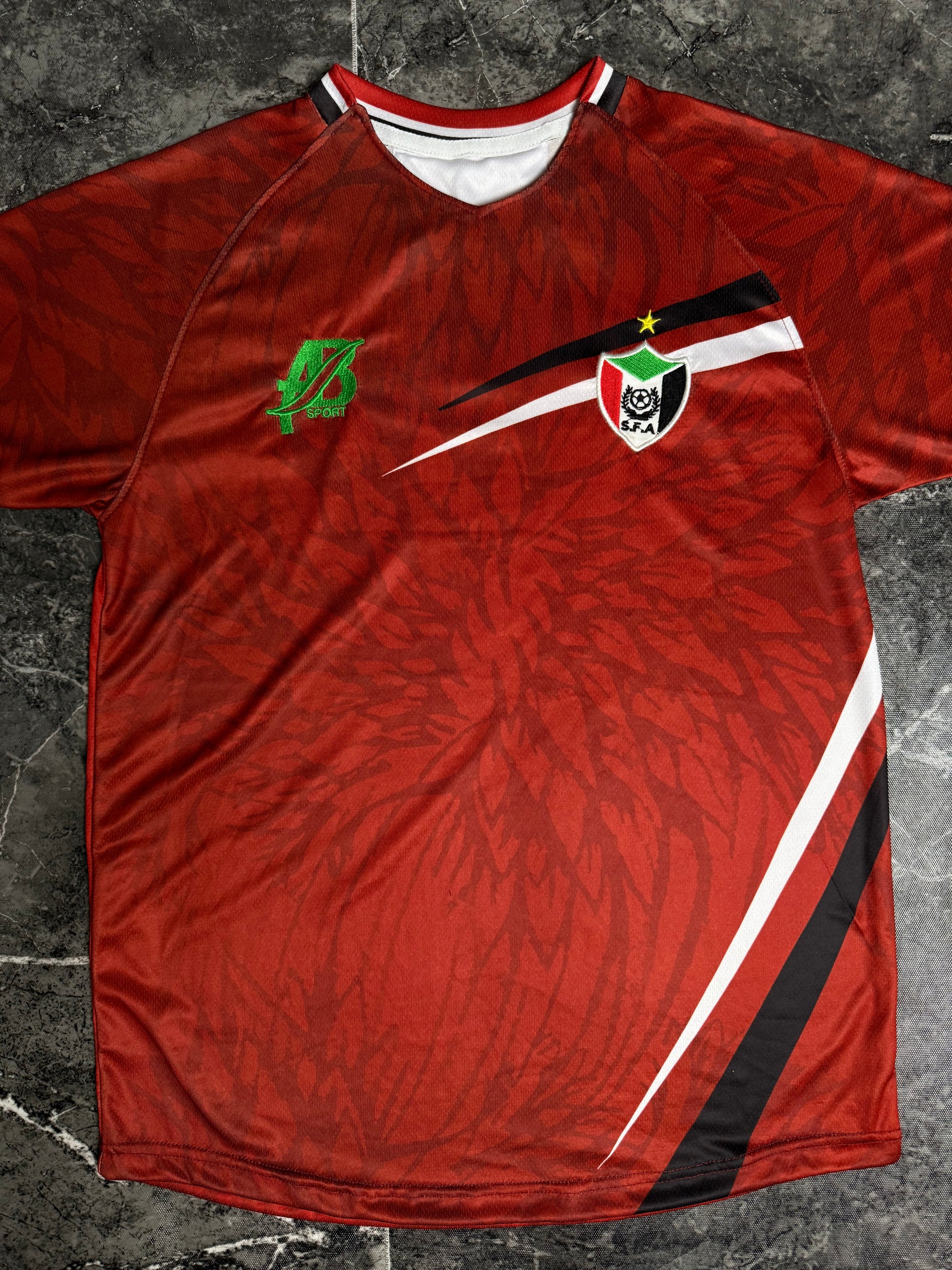 يشرت منتخب السودان الأحمر الأساسي 2025-2026 - طقم صقور الجديان الرسمي لمباريات تصفيات كأس العالم