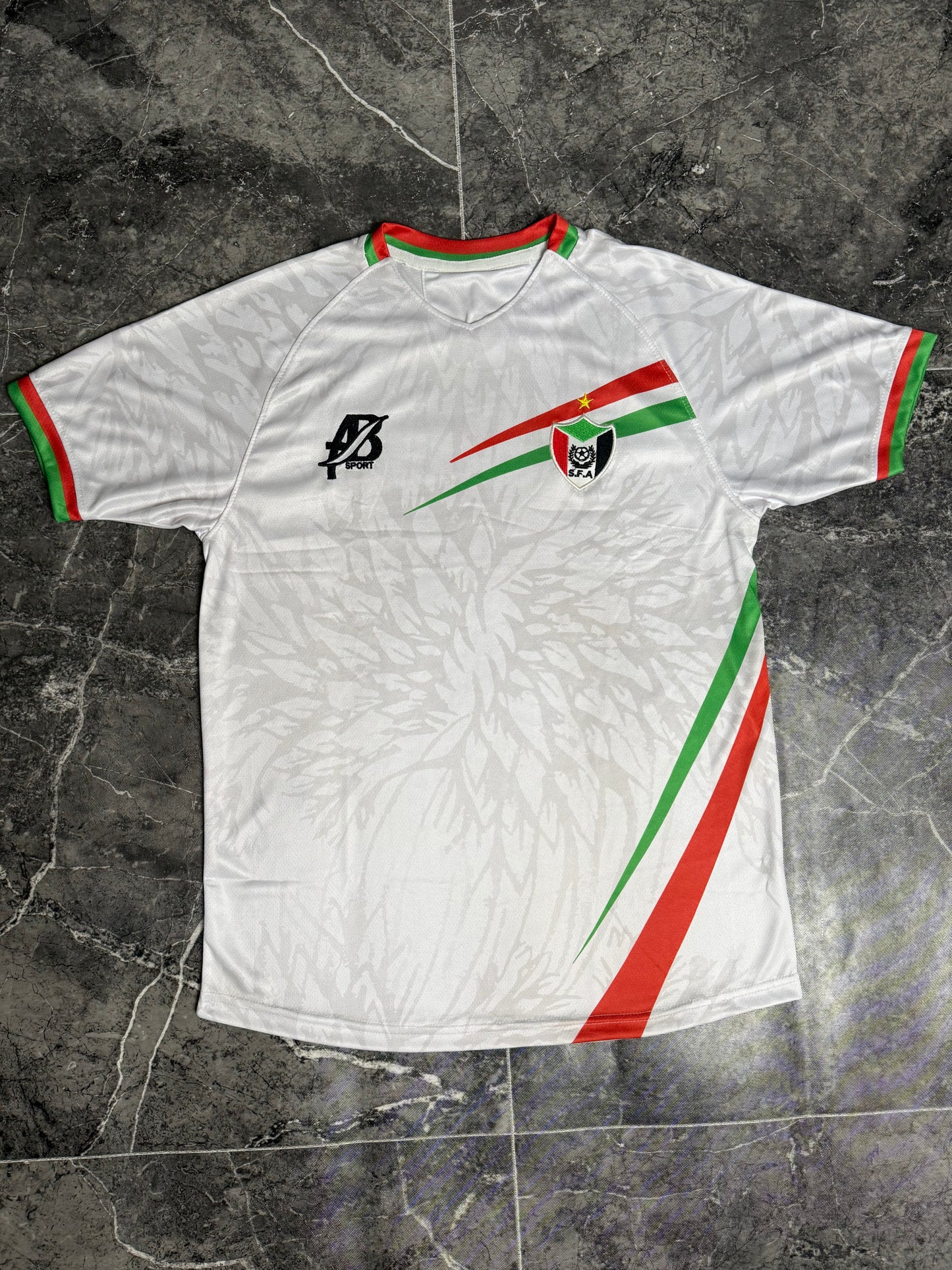 تيشرت منتخب السودان الأبيض الاحتياطي 2025-2026 - قميص صقور الجديان الجديد تصميم عصري