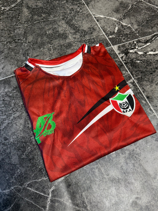 يشرت منتخب السودان الأحمر الأساسي 2025-2026 - طقم صقور الجديان الرسمي لمباريات تصفيات كأس العالم