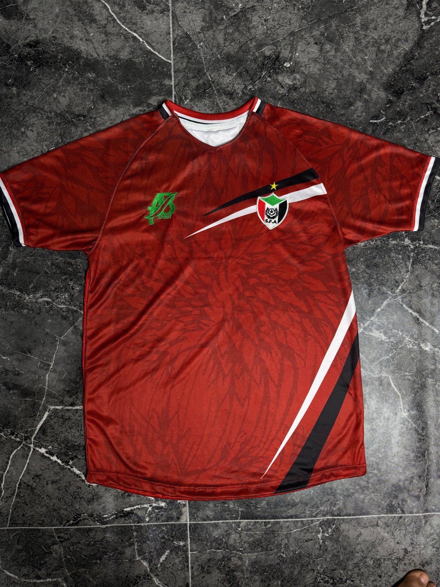 يشرت منتخب السودان الأحمر الأساسي 2025-2026 - طقم صقور الجديان الرسمي لمباريات تصفيات كأس العالم